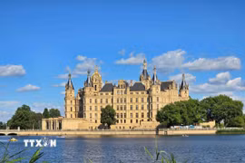 Lâu đài Schwerin nhìn từ bờ bên kia hồ Burgsee. (Ảnh: Vũ Hiệp/TTXVN)