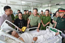 Thượng tướng Phạm Thế Tùng - Thứ trưởng Bộ Công an thăm hỏi, động viên đồng chí Lê Đình Công và gia đình. (Nguồn: Bộ Công an)