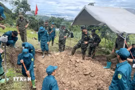 Sự đồng lòng tập trung cao độ của các chiến sỹ trong hành trình tìm kiếm hài cốt liệt sỹ theo tinh thần Chiến dịch 500 ngày đêm. (Ảnh: Vũ Hà/TTXVN)