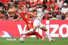 Thụy Sĩ (áo đỏ) và Canada cùng giành vé vào vòng knock-out World Cup 2026. (Ảnh: AFP/TTXVN)