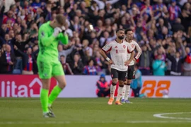 Liverpool nhận thất bại đầu tiên ở Premier League mùa này.