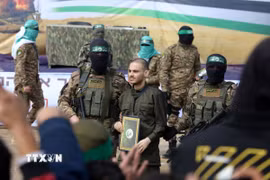 Lực lượng Hamas trao trả con tin Israel tại trại tị nạn al-Nuseirat, miền Trung Dải Gaza ngày 22/2/2025. (Ảnh: THX/TTXVN)