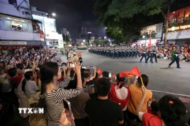 Đoàn diễu binh qua khu vực Cửa Nam. (Ảnh: Lê Đông/TTXVN)