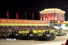 Khối xe Tăng thiết giáp diễu binh trên Quảng trường Ba Đình. (Ảnh: Tuấn Anh/TTXVN)