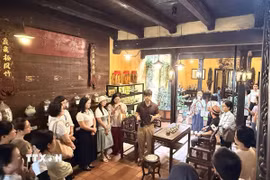 Ngôi nhà Di sản 87 Mã Mây (Hà Nội) được xây dựng theo lối kiến trúc nhà ống truyền thống Hà Nội đầu thế kỷ 20 là điểm đến thu hút khách tham quan. (Ảnh: Ngọc Bích/TTXVN)