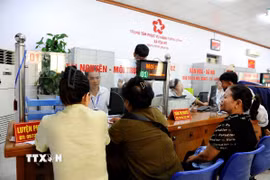 Người dân đến làm thủ tục về đất đai tại Trung tâm phục vụ hành chính công xã Yên Mỹ. (Ảnh minh họa: Mạnh Khánh/TTXVN)