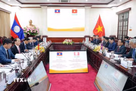 Bộ trưởng Bộ Tư pháp Hoàng Thanh Tùng hội đàm với Phó Thủ tướng, Bộ trưởng Tư pháp Lào Khamphan Phommathat. (Ảnh: Phạm Kiên/TTXVN)