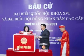 Chủ tịch Uỷ ban Trung ương Mặt trận Tổ quốc Việt Nam Bùi Thị Minh Hoài cùng các cử tri bỏ phiếu bầu cử. (Ảnh: Phương Hoa/TTXVN)