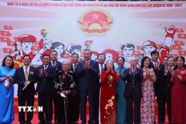 Tổng Bí thư Tô Lâm và đại biểu với cử tri tại Khu vực bỏ phiếu số 02 phường Ba Đình, thành phố Hà Nội. (Ảnh: Văn Điệp/TTXVN)