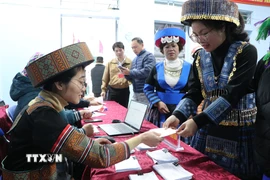 Đông đảo cử tri đi bỏ phiếu tại tổ bầu cử số 4 bản Hợp 2, xã Dào San. (Ảnh: Nguyễn Oanh/TTXVN)