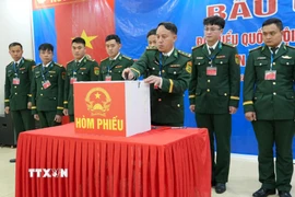 Thực hiện đóng dấu niêm phong hòm phiếu. (Ảnh: Nguyễn Oanh/TTXVN)