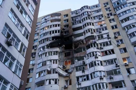 Một tòa nhà ở Kiev bị hư hỏng sau một vụ tấn công. (Nguồn: AP)