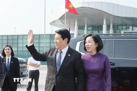 Chủ tịch nước Lương Cường và Phu nhân tại sân bay quốc tế Nội Bài, lên đường tham dự Phiên Thảo luận chung cấp cao Đại hội đồng Liên hợp quốc Khóa 80, kết hợp hoạt động song phương tại Hoa Kỳ. (Ảnh: Lâm Khánh/TTXVN)