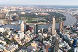 Khu trung tâm Thành phố Hồ Chí Minh phát triển hiện đại bên sông Sài Gòn. (Ảnh: Hồng Đạt/TTXVN)
