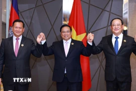 Thủ tướng Phạm Minh Chính cùng Thủ tướng Lào Sonexay Siphandone và Thủ tướng Campuchia Hun Manet. (Ảnh: Dương Giang/TTXVN)