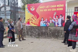 Cán bộ, đảng viên và nhân dân xã Púng Luông kỳ vọng Đại hội sẽ thông qua những quyết sách đúng đắn giúp đồng bào dân tộc thiểu số, miền núi bứt phá về kinh tế, xóa đói, giảm nghèo. (Ảnh: TTXVN phát)