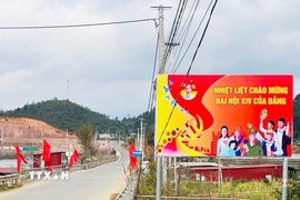 Tại các tuyến đường ở xã vùng cao Púng Luông ngập tràn khẩu hiệu và cờ hoa trước thềm Đại hội XIV của Đảng. (Ảnh: TTXVN phát)