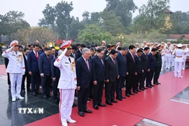 Đoàn đại biểu lãnh đạo Đảng, Nhà nước do Tổng Bí thư Tô Lâm dẫn đầu đến đặt vòng hoa tại Đài tưởng niệm các Anh hùng liệt sỹ trên đường Bắc Sơn (Ba Đình, Hà Nội). (Ảnh: TTXVN)