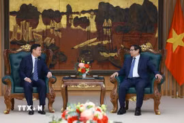 Thủ tướng Phạm Minh Chính tiếp ông Hà Đông Phong, Chủ tịch Tập đoàn Máy bay thương mại Trung Quốc (COMAC). (Ảnh: Dương Giang/TTXVN)