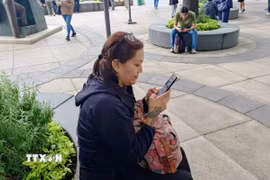 Người dân sử dụng dịch vụ Internet di động tại khu vực Miguel Hidalgo, Mexico. (Ảnh: Phi Hùng/TTXVN)