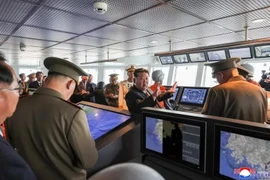 Nhà lãnh đạo Triều Tiên Kim Jong Un vừa có chuyến thị sát tàu khu trục lớp Choe Hyon. (Nguồn: KCNA)