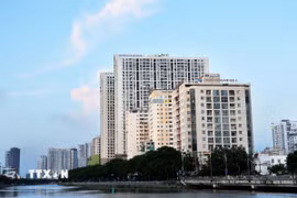 Chung cư cho người có thu nhập thấp bên kên Tàu Hủ-Bến Nghé, quận 4, Thành phố Hồ Chí Minh. (Ảnh: Hồng Đạt/TTXVN)
