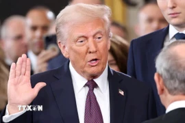 Ông Donald Trump tuyên thệ nhậm chức tại Tòa nhà Quốc hội ở Washington DC., chính thức trở thành Tổng thống thứ 47 của Mỹ. (Ảnh: Reuters/TTXVN)