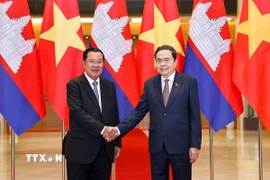 Chủ tịch Quốc hội Trần Thanh Mẫn và Chủ tịch Đảng Nhân dân Campuchia, Chủ tịch Thượng viện Campuchia Hun Sen. (Ảnh: Doãn Tấn/TTXVN)