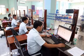 Thực hiện thủ tục hành chính. (Ảnh minh họa: TTXVN)