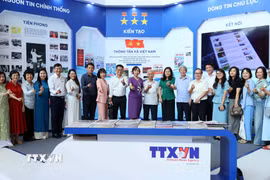 Các đại biểu tại không gian trưng bày của TTXVN tại Hội báo toàn quốc 2026. (Ảnh: An Đăng/TTXVN)
