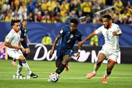 Brazil khiến Haiti (áo trắng) trở thành đội đầu tiên bị loại ở World Cup 2026. (Ảnh: AFP/TTXVN)