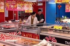 Một gia đình cùng nhau lựa chọn thực phẩm tại siêu thị ở quận Long Biên, Hà Nội. (Ảnh Trần Việt/Vietnam+)