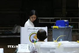 Cử tri bỏ phiếu trong giai đoạn 3 của cuộc tổng tuyển cử tại Yangon, Myanmar, ngày 25/1/2026. (Ảnh: THX/TTXVN)