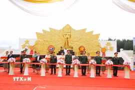 Các đại biểu Việt Nam và Lào cắt băng khánh thành và bàn giao Tượng đài “Tình đoàn kết liên minh chiến đấu Việt Nam-Lào.” (Ảnh: Xuân Tú/TTXVN)