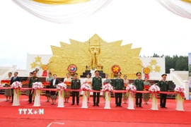 Các đại biểu Việt Nam và Lào cắt băng khánh thành và bàn giao Tượng đài “Tình đoàn kết liên minh chiến đấu Việt Nam-Lào.” (Ảnh: Xuân Tú/TTXVN)