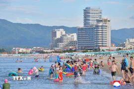 Người dân Triều Tiên tại khu du lịch Wonsan Kalma ở bờ biển phía Đông Triều Tiên. (Ảnh: Yonhap/TTXVN)