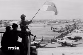 Cờ giải phóng tung bay trên sân bay Tân Sơn Nhất, ngày 30/4/1975. (Ảnh: Quang Thành/TTXVN)