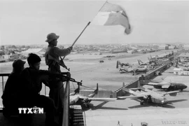 Cờ giải phóng tung bay trên sân bay Tân Sơn Nhất, ngày 30/4/1975. (Ảnh: Quang Thành/TTXVN)
