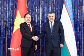 Chủ tịch Hạ viện Uzbekistan Nuriddinjon Ismailov đón Chủ tịch Quốc hội Trần Thanh Mẫn. (Ảnh: Doãn Tấn/TTXVN)