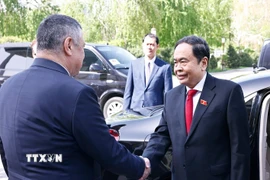 Chủ tịch Hạ viện Uzbekistan Nuriddinjon Ismailov đón Chủ tịch Quốc hội Trần Thanh Mẫn. (Ảnh: Doãn Tấn/TTXVN)