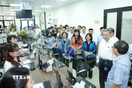 Tổng Bí thư Tô Lâm thăm Trung tâm phục vụ hành chính công phường Đống Đa, Hà Nội. (Ảnh: Thống Nhất/TTXVN)