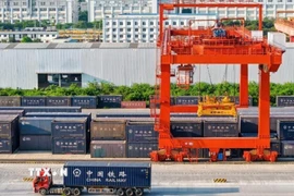 Hàng hóa được tập kết tại Cảng đường sắt quốc tế Nam Ninh Quảng Tây trước khi chuyển tiếp đến Việt Nam qua tàu liên vận Việt-Trung. (Ảnh: Công Tuyên/TTXVN)