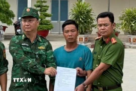 Đối tượng Nguyễn Văn Tài được bàn giao cho Phòng Cảnh sát Hình sự, Công an tỉnh Tây Ninh, chiều 13/7/2025. (Ảnh: TTXVN)