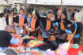 Chợ phiên Sì Lở Lầu luôn rộn ràng, tấp nập người mua, người bán. (Ảnh: Việt Dũng/TTXVN)