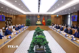 Thủ tướng Lê Minh Hưng tiếp Đại sứ Liên bang Nga tại Việt Nam Gennady Bezdetko. (Ảnh: Dương Giang/TTXVN)