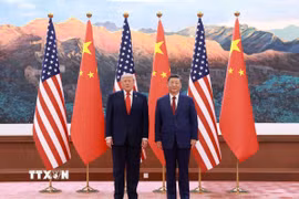 Chủ tịch Trung Quốc Tập Cận Bình (phải) trong cuộc hội đàm với Tổng thống Mỹ Donald Trump (trái, phía trước) đang ở thăm Bắc Kinh, ngày 14/5/2026. (Ảnh: THX/TTXVN)