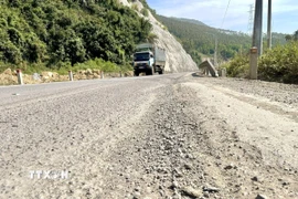 Nhiều đoạn, mặt đường bị cày xới gây nguy hiểm. (Ảnh: Sỹ Thắng/TTXVN)