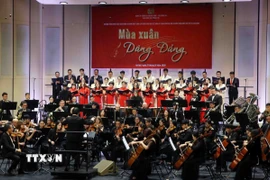 Chương trình nghệ thuật "Mùa xuân dâng Đảng" gồm những tác phẩm thanh nhạc, khí nhạc, thể hiện tình cảm, tấm lòng sắt son của lực lượng Công an nhân dân đối với Đảng và Bác Hồ kính yêu. (Ảnh: Phạm Kiên/TTXVN)