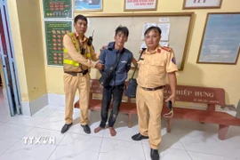 Đối tượng Dương Chí Tính bị Tổ công tác Trạm Cảnh sát giao thông Mỹ Xuyên, Phòng Cảnh sát Giao thông Công an thành phố Cần Thơ bắt giữ. (Ảnh: TTXVN phát)