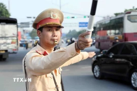 Lực lượng CSGT điều tiết, phân luồng giao thông. (Ảnh: Phạm Kiên/TTXVN)